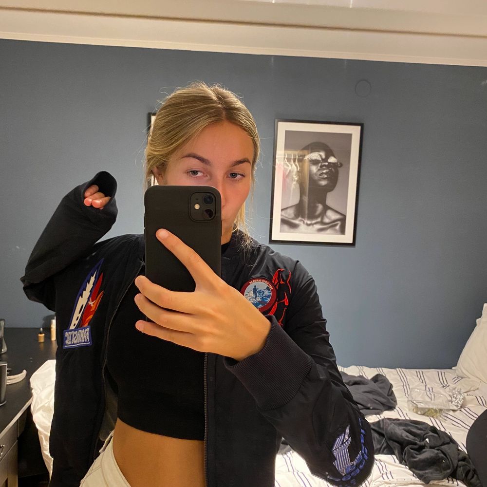 Cool jacka perfekt för hösten, köpt vintage ( dock med prislapp kvar, har aldrig kommit till användning.) Storlek M, skulle säga S/XS. Frakt tillkommer!. Jackor.