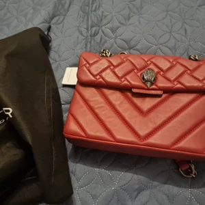 Stor kurt geiger - Jag säljer min nästa oanvänd kurt geiger stor kensigton väska. Väska är i nyskick jag köpte ifrån zalando i sommar. 