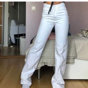 Ett par supersnygga vita jeans ifrån zara i storlek 34. I modellen 90s full lenght och i fint skick. Bilderna är från en annan säljare här på Plick, säljer vidare då dom va för små för mig i midjan
