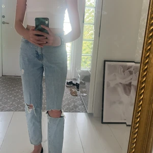 Blåa jena från Gina tricot storlek 32  - Ett par super fina jena från Gina tricot! Verkligen i topp form dom sitter jätte bra i midjan. Det finns tre hål ett stort ett lite mindre och ett litet! Dessa jeans är använda ganska mycket men inget fel. Jag säljer dom för att dom blivit lite korta i benen för mig men annars är dom helt perfekta älskar dom. Dom är i storlek 32 men passar som 34 elr mer. Dom är tvättade ganska många gånger så dom kan vara lite korta i benen för mig som är 1,67 lång. 