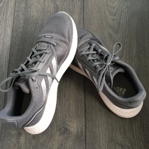 Adidas skor  - Runflacon 2.0 skor från adidas i stl 38 2/3. Endast använda runt 5 gånger då dom är lite för stora för mig men jättesköna annars. Nypris 579kr mitt pris 350kr inklusive frakt. 