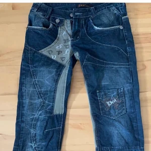 snygga lågmidjade jeans - köpte dessa för några veckor sedan och dom är aldrig använda då dom va för stora på mig. skit snygga lågmidjade jeans med patches. Skulle säga att dom är i storlek 36-38💗 köparen står för frakt🙌🏼