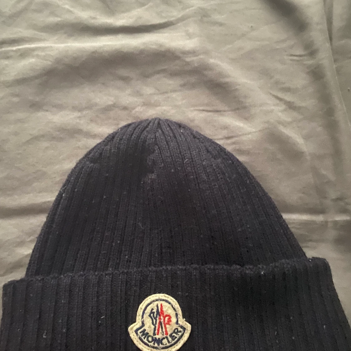 Moncler mössa till salu