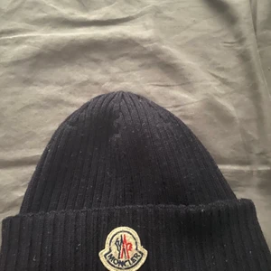 Moncler mössa till salu - Köpte den av en snubbe som hade den nån vecka och sen efter det använde jag aldrig den och den är o bra skick!.