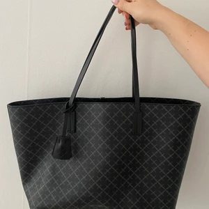 By Malene Birger väska - Intill oanvänd. Nypris 2 299kr. Färg Charcoal. Bredd 48 cm, höjd 28 cm & bredd 14 cm. 
