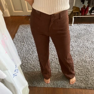 Bruna kostymbyxor - Slutsålda bruna kostymbyxor från monki! Vid passform och fakefickor bak. Väldigt bekväma och sitter fint! Nypris 350kr. Strl 36