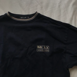 Marinblå vintage sweater - Mörkblå vintage sweatshirt, köpt second hand! Storlek 146-152 men passar som en S💓 Möts i slussen eller postar!