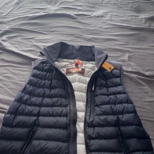 Säljer min pjs väst - Köpte den av en grabb helt ny sen använde jag nån gång bara och har inte rört den sen dess så den är i bra skick!. Ny pris 3600!