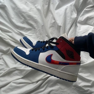 Air Jordan 1 Mid - Funderar på att sälja mina Jordans. Sparsamt använda men det finns såklart några tecken på användning💞. Skriv om ni vill ha mer bilder o så!💓