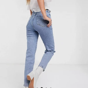 Stradivarius jeans - Säljer nu dessa fina momjeans från stradivarius. Dom är jätte fina i nyskick, aldrig använda (endast testade). Dom är i strl 36 men passar också en 34 då jag vanligtvis har det.💕