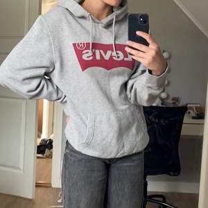 väldigt mysig grå hoodie från levis! knappt använd så väldigt bra skick 🥰