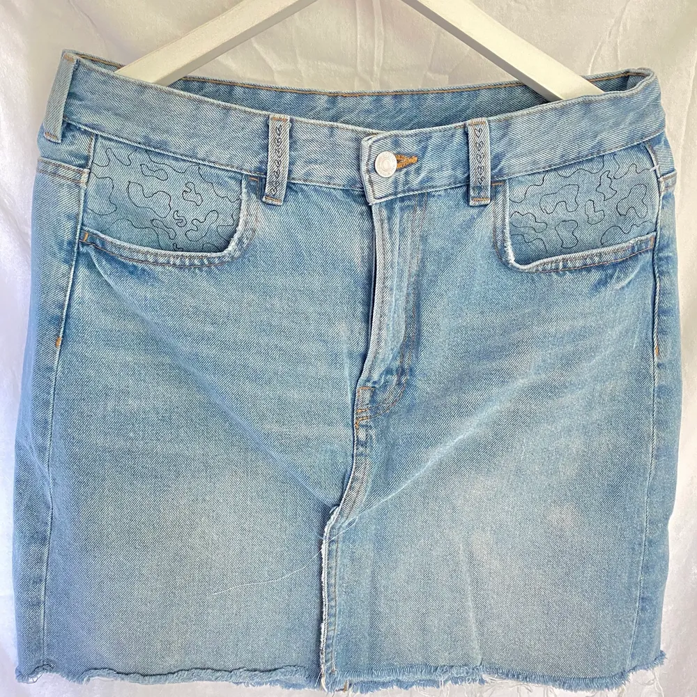 Jeans kjol med ”ko” mönster på fickorna. 🤍🖤. Kjolar.