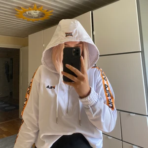 Croppad fila hoodie - Säljer min fila hoodie i storlek smal. Den är i fint skick och använd ett fåtal gånger. Säljer då den inte kommer till användning.