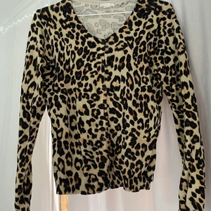 Leopard kofta - Jag säljer denna leopardmönstrade kofta från H&M för 20kr+ frakt. Den är knappt använd i superbra skick i storlek small 💕
