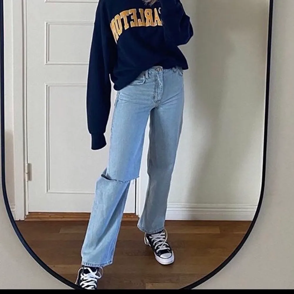 Jag säljer nu mina fina jeans från Zara, dom är high waisted/mid waisted i storlek 34 men passar även mig som vanligtvis har 34/36 i strl på jeans. 💕 buda i kommentarerna. Jeans & Byxor.