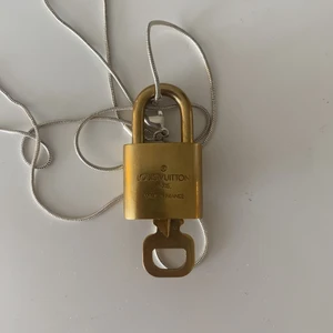 LV LÅS - lv lås köpt från soldout om jag minns rätt! Lite repor och så som fanns där innan eftersom de är vintage. Pris kan diskuteras