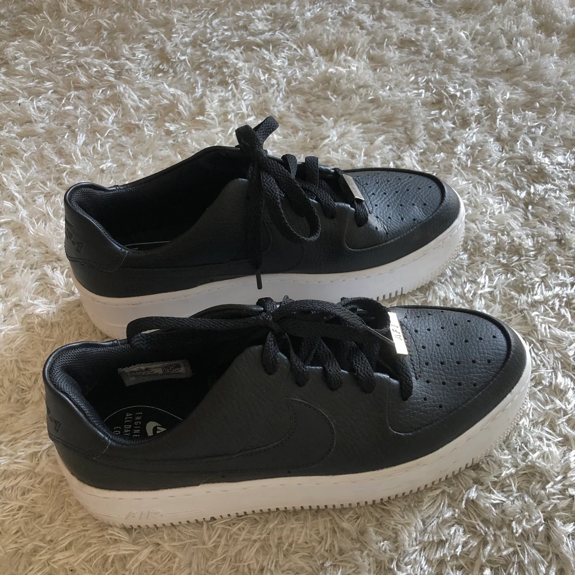 Svarta Nike Air Force 1 Saga