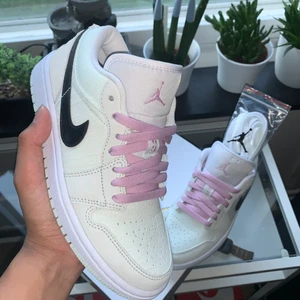 Air Jordan 1 Low Barely Green 🍈🌸 - Air Jordan 1 Low Barely Green 🍈🌸  Extra: vita skosnören ingår  Storlek: -37,5