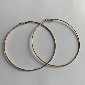 Guldfärgade hoop örhängen  - Mellan stora guldiga hoops! Använda ca 3 gånger. (Kommer helt nytvättade) betalning skev över swish (köpare står för frakt)