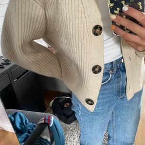 Kofta - Säljer denna stickade kofta från HM då den tyvärr inte kommer till någon användning. Köpt hösten 2020 för 299. 