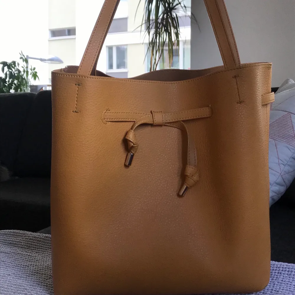 a cute and handy bag from h&m with lots of space in great condition!. Väskor.