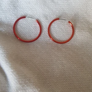 Röd orange Medel stora örhängen. - Röd orange medel stora örhängen du får även med en liten påse.