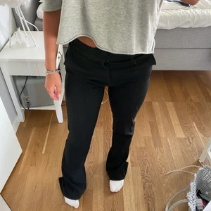 Svarta kostymbyxor - Populära kostymbyxor från Zara. Använda en gång! Har en slits nertill (bild 3). Långa på mig som är 163cm