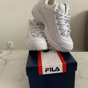 Fila sneakers - Ett par vita chunky fila sneakers med gulddetaljer som är så gott som nya!