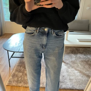 Blå Jeans - Ett par blå jeans från only i nyskick.