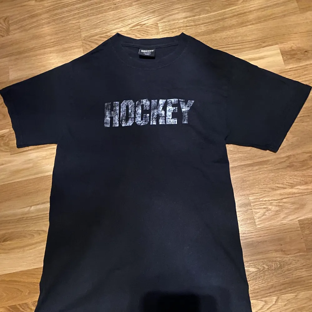 Hockey Skateboards tröja i 10/10 skick. Endast använd 2-3 gånger. Säljer denna för att den inte passar längre. Tröjan är köpt från Hockey/FA store USA. Märket är trendigt just nu och det finns ett begränsat utbud av produkter i Sverige. Köpare står för frakt, ställ gärna frågor i DM.. T-shirts.