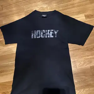 Hockey Skateboards tröja i 10/10 skick. Endast använd 2-3 gånger. Säljer denna för att den inte passar längre. Tröjan är köpt från Hockey/FA store USA. Märket är trendigt just nu och det finns ett begränsat utbud av produkter i Sverige. Köpare står för frakt, ställ gärna frågor i DM.