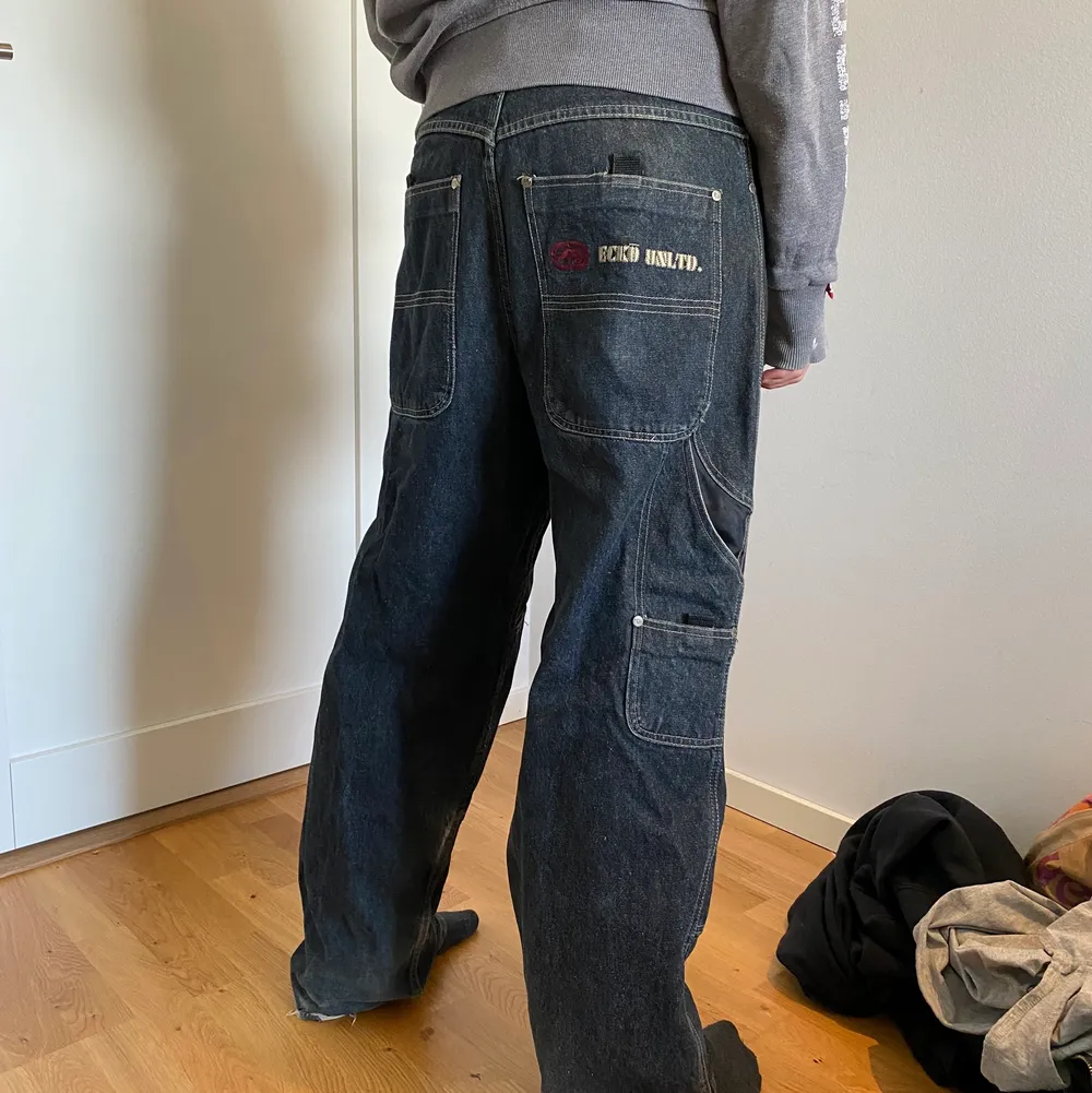 Säljer dessa coola oversized jeansen med snygga detaljer från Eckö Unltd. Nypris: ca 1200kr. Köparen står för frakt!😁. Jeans & Byxor.