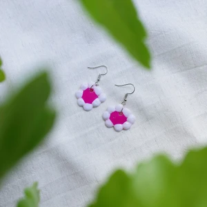 Pärlörhänge ”Perrener” - PERRENER är ett par pärlörhängen som är ca 4,5cm långa. Dom har silver krokar och är ett par hängande örhängen.