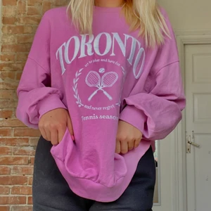Rosa sweatshirt - En jättefin  rosa sweatshirt som jag tyvärr ska sälja. Anledningen är för att jag inte får någon användning av den. Köpte den i stl M för jag ville ha den lite större men den är väldigt stor i storleken också. Hör av er om ni har några frågor💗