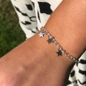 Ett armband med stjärnor som matchar till halsbandet! Kostar 45kr ink frakten! 🚚⭐️