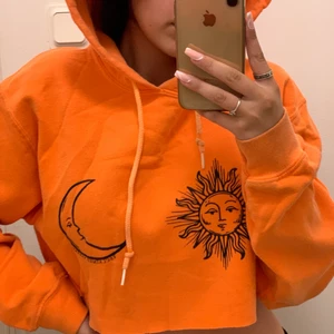 Reclaimed Vintage hoodie - Reclaimed Vintage croppad Hoodie från Asos, Jäätteeefin och superskön men kommer aldrig till användning längre... skriv till mig för mer bilder<3