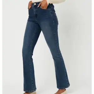 Säljer dessa denim jeans då de aldrig kommer till användning! De går över fötterna på mig som är 166 cm lång, Köptes på kapphal för 400 kr i vintras tror jag 💕 skriv privat för egna bilder