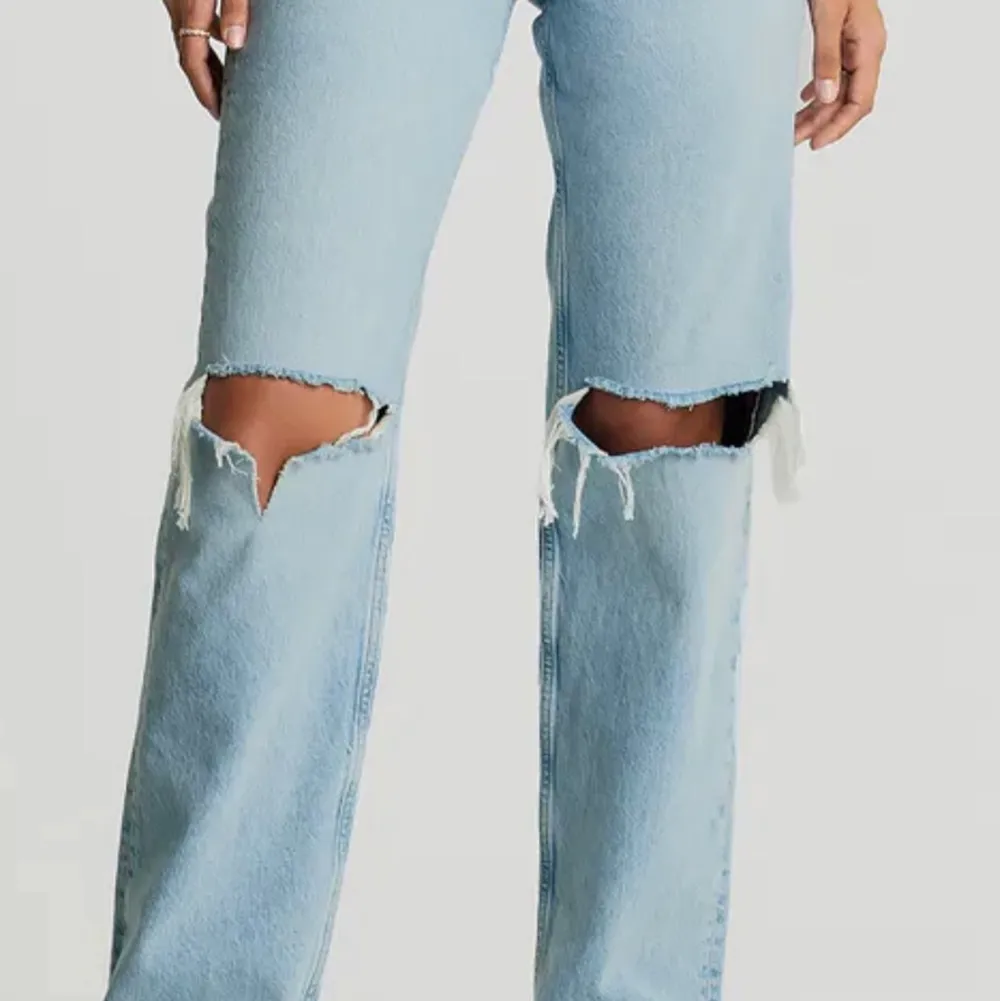 Säljer mina jeans från ginatricot som ja köpte för nästan ett år sedan, de har tyvärr inte kommit till så stor användning och känner därför att sälja dem💕storlek 36 men funkar även på 38. Jeans & Byxor.