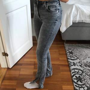 Säljer dessa jeans med slits från Zara, storlek 34 men passar mig som brukar ha 36 och är 174 cm lång 👖 