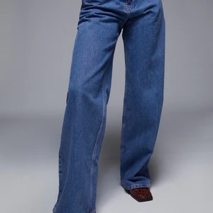 Zara jeans - Köpte jeansen här på plick för ca 400kr+frakt I höstas. Aldrig använt utan de har bara legat i garderoben. Säljer för 300kr inkl frakt