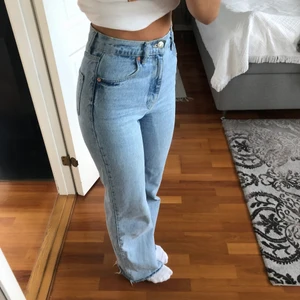 Zara jeans  - Långa jeans från zara i modellen straight full length, passar på mig som är 174 cm lång. Riktigt bra skick. Storlek 34👖
