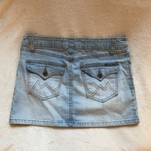 Lågmidjad jeans kjol med knapp fickor  - Säljer denna lågmidjade jeans kjolen med skit coola fickor där bak och där fram! Säljer pågrund av att jag inte använder den! Skicket är bra då jag aldrig har använt den! Den är i storlek 38 men går att använda med ett skärp! Den är ursprungligen från Vera Moda men köpte kjolen på en secondhandbutik! Fraktar men möts helst upp någonstans i Stockholm/Södermalm! Frakten står för köparen! Kontakta mig om mer information! 