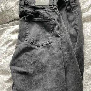 Svarta jeans från monki, modell yoko och i storlek 25. Sparsamt använda. Nypris 400kr mitt pris 100kr+ frakt