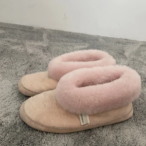 Mjuka tofflor  - Super sköna tofflor från Shepherd! Orginal pris 500kr men säljer för 150kr💓Färgen är ungefär grisrosa och lurvet är ljusrosa. De är ganska använda men fortfarande i bra skick🥰Köparen står för frakt!