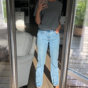 Levis jeans - Verkligen så fina midrise jeans från levis, som tyvärr är lite förstora på mig, därför har jag inte använt dom så mycket och dom är i bra skick, storlek 24 men ganska stor i storleken