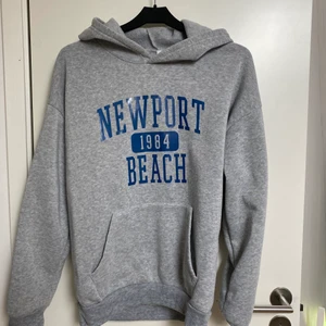 Hoodie med tryck - Grå hoodie från Shein med blått tryck. Ganska tunn i materialet. Aldrig använd