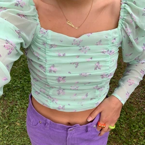 sommartopp med volanger  - supersöt topp från h&m! köpt förra sommaren, aldrig använd med prislappen kvar. köparen står för frakten. 