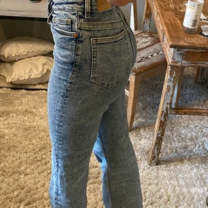 Raka jeans storlek 24💞🌸 - Säljer dessa jeans med snygg tvätt, då de tyvärr är lite för korta på mig (är 173)! Väldigt bra skick och slutsålda i butik. 150kr +frakt, buda i kommentarerna och för fler bilder skriv i dm!💞🌸💖