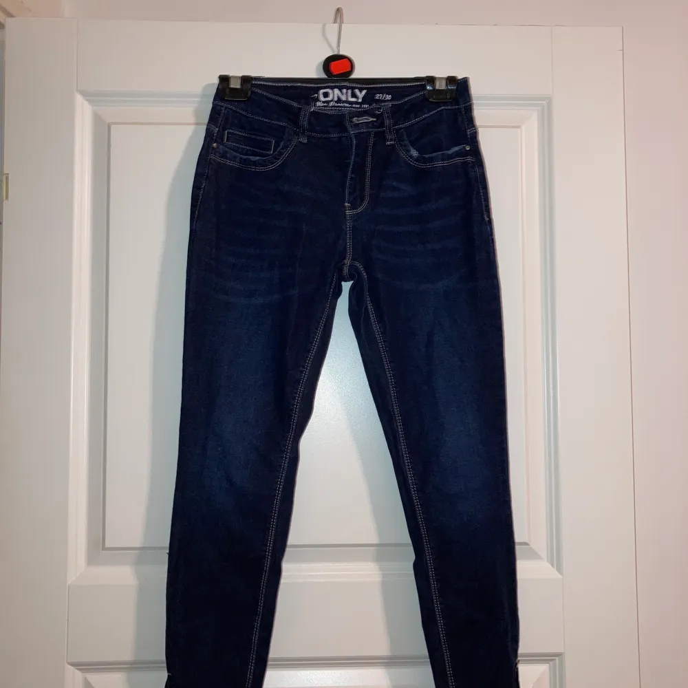 Mörk blåa jeans från only storlek S med dragkedja längst ner på benen, använda . Jeans & Byxor.