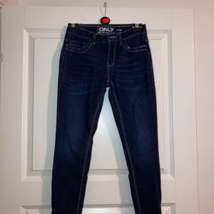 Mörk blåa jeans från only storlek S med dragkedja längst ner på benen, använda 